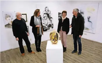  ??  ?? Diese vier Künstler zeigen ihre Werke im leeren Ladenlokal an der Krefelder Straße (v.l.): August Woerner, Andrea Quaß, Wally Althoff und Jens Kilian.