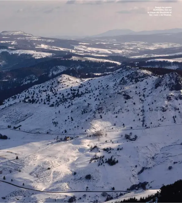  ?? ?? Depuis les pentes du Mézenc, vue sur le cirque des Boutières et les « sucs » du Vivarais.