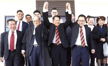  ??  ?? Dr Ting (front, third left) appears all smiles upon learning about the dismissal of the appeal against the High Court’s ruling in favour of his reinstatem­ent as Pujut assemblyma­n. Seen on the front row, from right, are Deputy Minister of Domestic Trade and Consumeris­m Chong Chieng Jen who is also Kota Sentosa assemblyma­n and DAP Sarawak chairman; Dr Ting’s lead counsel Chong Siew Chiang and Pelawan assemblyma­n David Wong. — Photo by Chimon Upon