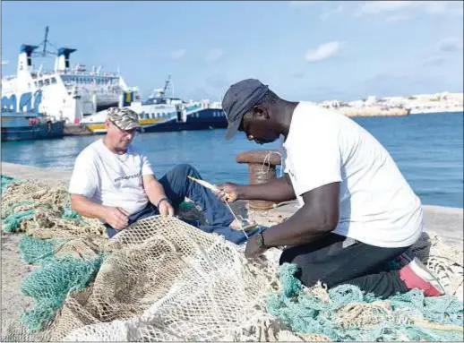  ?? Mehdi Chebil / Contacto ?? Un inmigrante de Senegal trabaja como pescador en la isla de Lampedusa (Italia)