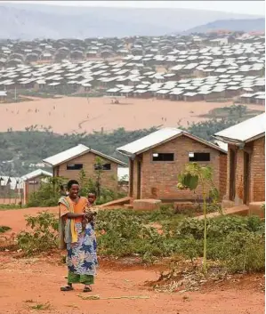  ??  ?? Im Camp Mahama in Ruanda leben 57.000 Menschen, die aus Burundi in