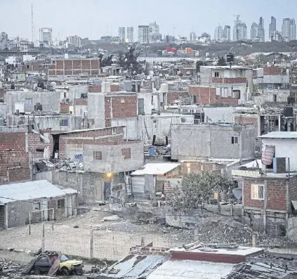  ?? Hernán zenteno / archivo ?? La villa 31 y detrás, los edificios, la postal del déficit habitacion­al