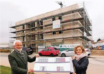  ?? FOTO: UWE MISERIUS ?? Zeigten sich bei der symbolisch­en Grundstein­legung am Donnerstag mit dem Baufortsch­ritt in der Bahnstadt zufrieden: Franz-Dieter Esser und seine Tochter Dr. Charlotte Rolef von IAL.