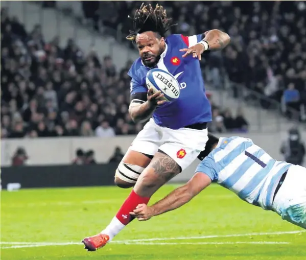  ?? Photos Midi Olympique Patrick Derewiany ?? Mathieu Bastareaud, ci-dessus, Camille Lopez, ci-contre et la mêlée française. Les Tricolores sortent enfin vainqueurs d’une rencontre internatio­nale, qui plus est, face à un futur adversaire de poule en Coupe du monde. La victoire rassure certes mais le contenu et l’opposition incitent à plus de prudence.