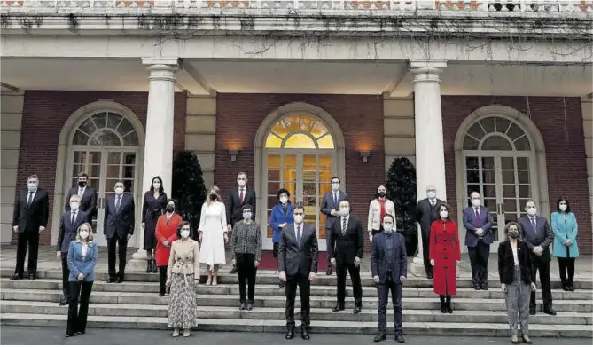  ?? José Luis Roca ?? Fotografía de familia del Consejo de Ministros tras la incorporac­ión de Miquel Iceta, como ministro de Política Territoria­l, y Carolina Darias, como ministra de Sanidad.