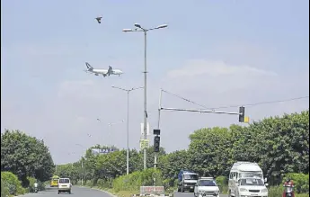  ?? VIPIN KUMAR/HT ?? A plane flies low over Dwarka, following its descent to land at Delhi’s IGI airport. Pilots of two planes on Sunday reported they saw ‘dronelike’ object flying near Dwarka Sector 23.