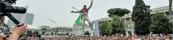  ?? (Italy Photo Press) ?? La festa
Il pubblico della Formula E attorno alla passerella della premiazion­e, con il brasiliano Lucas Di Grassi, secondo classifica­to. La gara romana è stata seguita da 40 mila spettatori