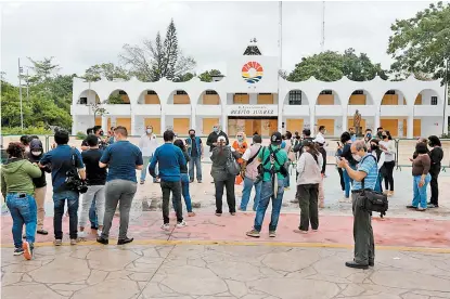  ?? EFE ?? Periodista­s protestan ante el palacio municipal de Cancún por la agresión del lunes.