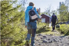  ??  ?? Stigen som leder upp till fyren passerar också Maria och Göran Sjöbloms stuga. De får numera ha nästan hela ön för sig själva.