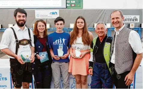  ??  ?? Scheurings Schützenme­ister Franz Berghofer (rechts) mit den Gewinnern des Finalschie­ßens (von links): Michael Lechle, Daniela Stork, Markus Brosselt Guggemos, Julia Bal ser und Gerhard Zierer.