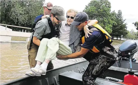  ?? Dobrovolní­ci evakuují starší ženu západně od Houstonu. Právě v opuštěných oblastech se už ale objevily případy rabování. FOTO REUTERS ?? Pomoc potřebným.