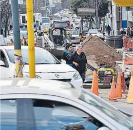  ?? (LA VOZ) ?? Nadie para ordenar. Por estos días, la ausencia de inspectore­s se siente el doble por la cantidad de frentes de obra que hay en las calles.