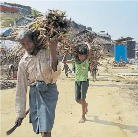  ?? AP ?? Trabajo. Un campo de refugiados de rohinyas, ayer, en Bangladesh.