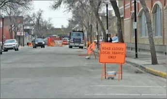  ?? Photo by Matthew Liebenberg ?? The downtown sidewalk rehabilita­tion project, which started on May 11, is resulting in traffic restrictio­ns.