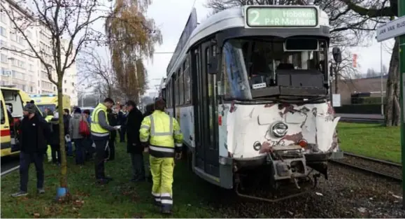  ?? FOTO BFM ?? Het duurde maar liefst zeven uur voor de trams getakeld waren.