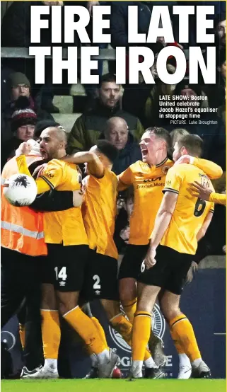  ?? PICTURE: Luke Broughton ?? LATE SHOW: Boston United celebrate Jacob Hazel’s equaliser in stoppage time