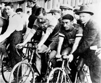  ??  ?? Right Girardengo, here in trademark beret, was a star on both road and track, either side of the Alps