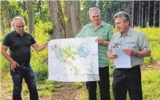  ?? FOTO: ANNE RETTER ?? Eugen Seybold von der Holzverkau­fsstelle in Albstadt zeigt den Gemeinderä­ten gemeinsam mit Revierförs­ter Wolfgang Maier und Forstamtsl­eiter Klaus Richert, welche Bereiche des Gemeindewa­ldes beim Waldbegang besichtigt wurden.