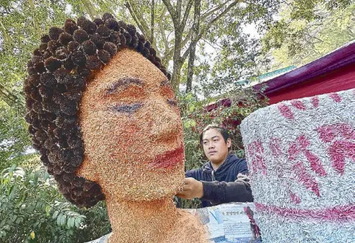  ?? ANDY ZAPATA ?? A worker starts decorating floats for the Panagbenga Festival Grand Float Parade in Baguio City on Sunday.