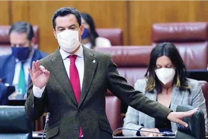  ?? EFE ?? El presidente del Gobierno andaluz, Juanma Moreno, ayer en el plenario del Parlamento regional