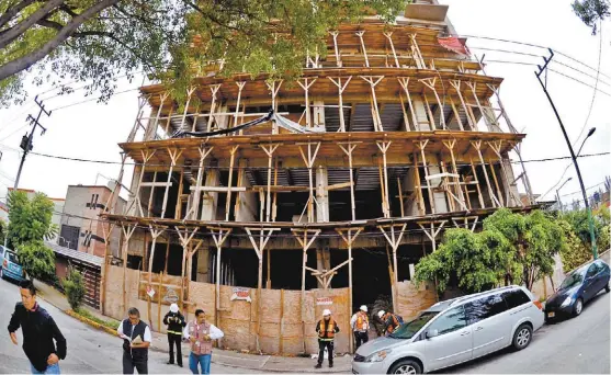  ?? ESPECIAL ?? La Secretaría de Gobierno capitalina encabezó la cuarta demolición en un edificio ubicado en la Venustiano Carranza.