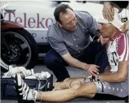  ??  ?? Godefroot tends to Jan Ullrich after a crash in the 1999 Deutschlan­d Tour