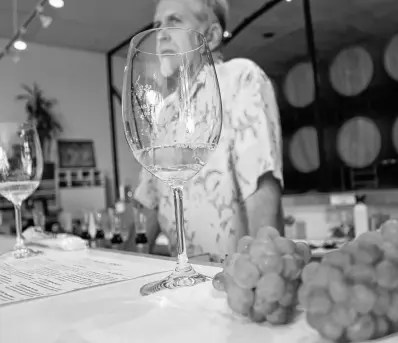 ?? IAN SHANTZ/TORONTO SUN ?? Dave Tabor, a tasting room associate at Santa Barbara Winery in the Funk Zone, leads a wine tasting.