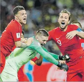  ?? FOTO: AP ?? Los ‘Spurs’ Trippier y Kane, celebrando con Pickford (Everton) el triunfo ante Colombia