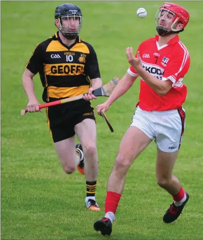  ??  ?? Banteer’s Jamie Sexton controls the sliothar against Castlemagn­er in the Duhallow JAHC. Photo by John Tarrant