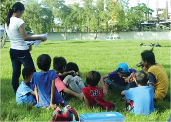  ?? CONTRIBUTE­D FOTO ?? TUTORIALS. The Dilaab kids gather every week for values formation, tutorials, catechism and other activities that aim to pique their interest to go back to school and return to their homes away from the perils of the streets.