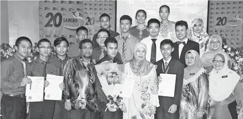  ??  ?? Jamilah (front row fourth right) poses for a photograph with the high achievers. Salbiah stands at front row second right. —Photo by Jeferrey Mostapa