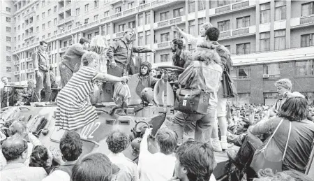  ?? BORIS YURCHENKO/AP 1991 ?? A crowd stops an advancing personnel carrier near Red Square in downtown Moscow. A coup 30 years ago collapsed in three days.