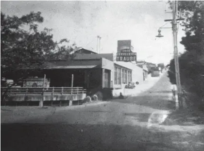  ?? NADO. ANDRÉS FERNÁNDEZ PARA LN. ?? La gran Cervecería Traube vista desde la margen derecha del río Torres hacia 1955. FOTOGRAFÍA DE AUTOR NO DETERMI-