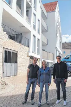 ?? SZ-FOTO: TG ?? Siegfried und Katrin Brotbeck und Architekt Michael Weberruss (r.) stehen vor dem Neubau. Links ist das alte, integriert­e Gemäuer.
