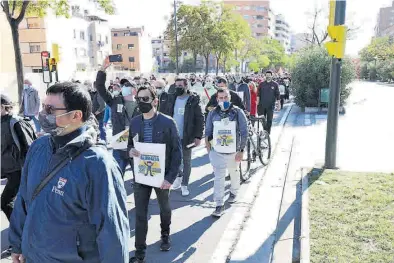  ?? ÁNGEL DE CASTRO ?? Una manifestac­ión de los trabajador­es de Alumalsa contra los despidos, el pasado día 5 en Zaragoza.