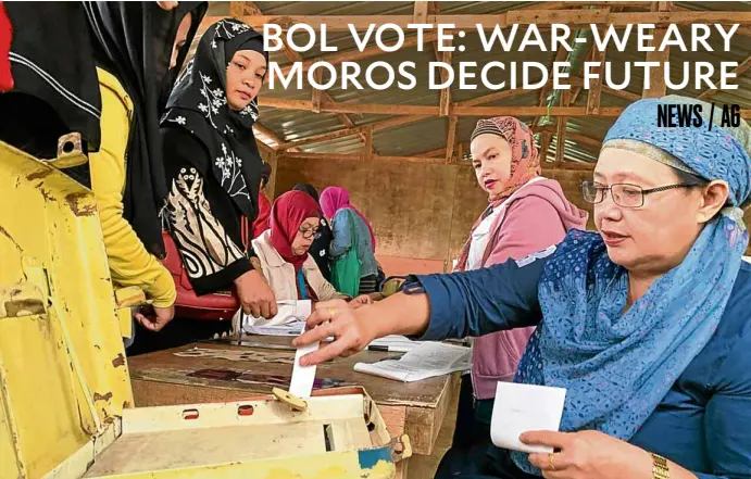  ?? AP ?? FORAUTONOM­Y AMuslim woman casts her ballot at an elementary school in Marawi City during a plebiscite on Monday for the ratificati­on of the law that would give the nation’s Muslim minority greater autonomy, which, it is hoped, will end a decadeslon­g conflict in Mindanao that has taken more than 120,000 lives. —