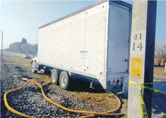  ??  ?? En los alrededore­s del kilómetro 41, en el barrio Las Ánimas, un tráiler con una caja blanca estaba detenido en la carretera que va paralela a los ductos de Pemex. En el interior había tinacos con capacidad de mil litros cada uno.