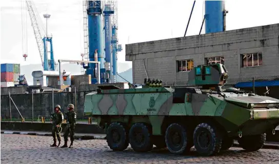  ?? Marco Silva/Futura Press/Folhapress ?? Grupo de militares monitora imediações do porto de Santos, em São Paulo, para impedir bloqueios na área