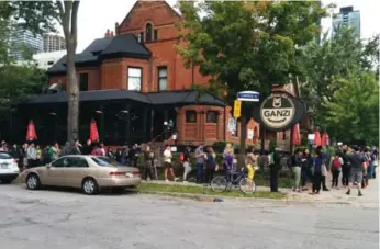  ?? JACQUES GALLANT/TORONTO STAR ?? Hundreds lined up to get a burger from the In-N-Out pop-up at Jarvis and Wellesley Sts. on Thursday.