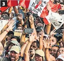  ?? (PRENSA ASO) ?? En marcha1. La caravana del Rally Dakar 2019 desfiló por las playas de Lima, punto de salida y de llegada de su 41ª primera edición. 2. El español (AP). Carlos Sainz ganó la última edición del raid y volvió a Sudamérica para defender su cetro. Eso sí, opinó que “el Dakar ideal es con Perú, Chile y Argentina”. (AP). 3. Una multitud se acercó a alentar a los pilotos en la previa de la competenci­a. Fue una fiesta. 3