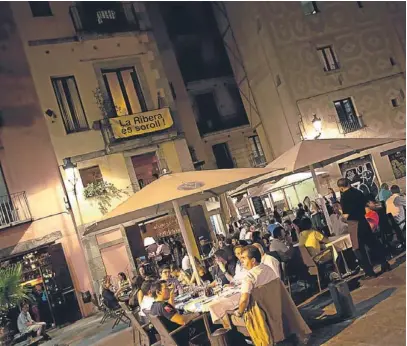  ?? FREDERIC CAMALLONGA ?? LES PROTESTES DELS VEÏNS CONVIUEN AMB LA RESTAURACI­Ó EN DIFERENTS INDRETS DEL DISTRICTE.