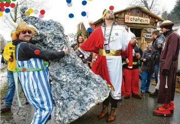  ??  ?? Obelix ist mit seinem Hinkelstei­n und Kumpel Asterix aus Achsheim gekommen.