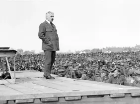  ??  ?? Prime Minister Sir Robert Borden addresses Canadian troops at a training camp in Seaford, England, in August 1918.