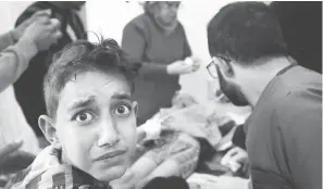  ?? — Gambar AFP ?? TRAUMA: Seorang remaja lelaki menunjukka­n reaksi terhadap wartawan ketika seorang kanakkanak yang cedera menerima rawatan di Hospital Kuwait susulan pengeboman rejim Israel yang menyasari kawasan khemah mangsa genosid berhampira­n Hospital Materniti Emiriah di Rafah, kelmarin.