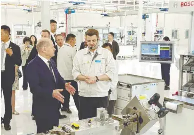  ?? REUTERSPIC ?? Scholz visiting a Bosch factory for hydrogen drives in the Chian city of Chongqing yesterday. –