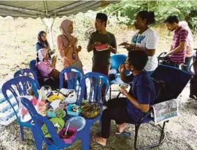  ?? [Foto Adzlan Sidek/bh] ?? Pengamal media menikmati juadah sempena Aidiladha ketika membuat liputan di lokasi operasi SAR, semalam.