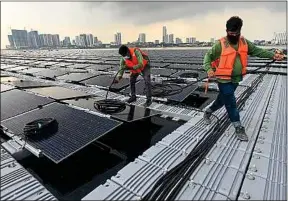  ??  ?? Singapour a installé une ferme solaire en mer, près de la Malaisie.