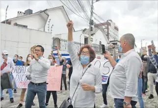  ?? ANGELO CHAMBA / EXPRESO ?? Denuncias. Cubanos radicados en Ecuador protestaro­n en la capital por la censura que se vive en su país.