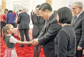  ??  ?? Die siebenjähr­ige Geigerin aus Salzburg Cäcilia Anna Plöß (li.) rührte mit Mozart die Präsidente­n Xi (Mi.) und Van Der Bellen (re.).