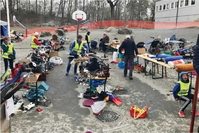  ?? Foto: Stein J. Bjørge ?? Foreldre som stiller opp på loppemarke­d, står midt i dugnadstra­disjonen, langt fra de «nasjonale dugnadene» politikern­e inviterer til.